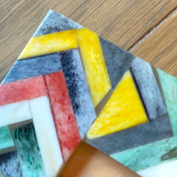 LIKE NEW RARE World Market 4x6 Bone Inlay Picture Frame-Multicolored Chevron - Picture 6 of 11